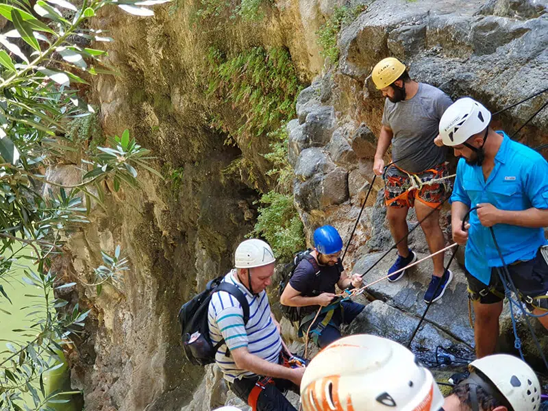 מדריך סנפלינג בנקיק השחור עם קבוצת מטיילים בטיול סנפלינג של אשדות