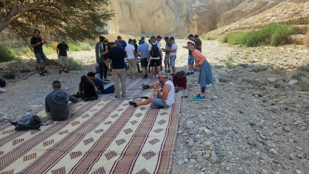 הצעה ליום גיבוש כוללת ארוחה בשטח תמונה מיום גיבוש במדבר יהודה (1)