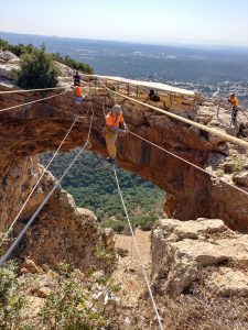 אשדות טיולי אתגר בישראל - גשר הימלאיה במערת קשת