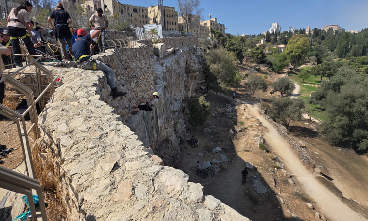 גיא בן הינום עם אשדות אקסטרים