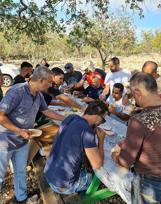ארוחת בוקר ביום גיבוש לעובדים סנפלינג במערת-קשת