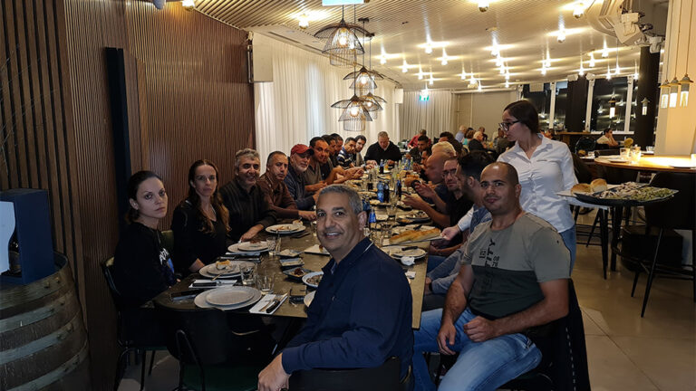 סועדים ביחד ביום גיבוש של פעילות אקסטרים לקבוצה